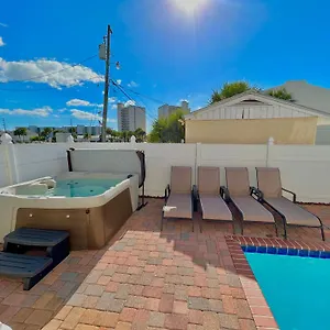 Seas The Day: Luxury With Private Pool And Complimentary Amenities Holiday home